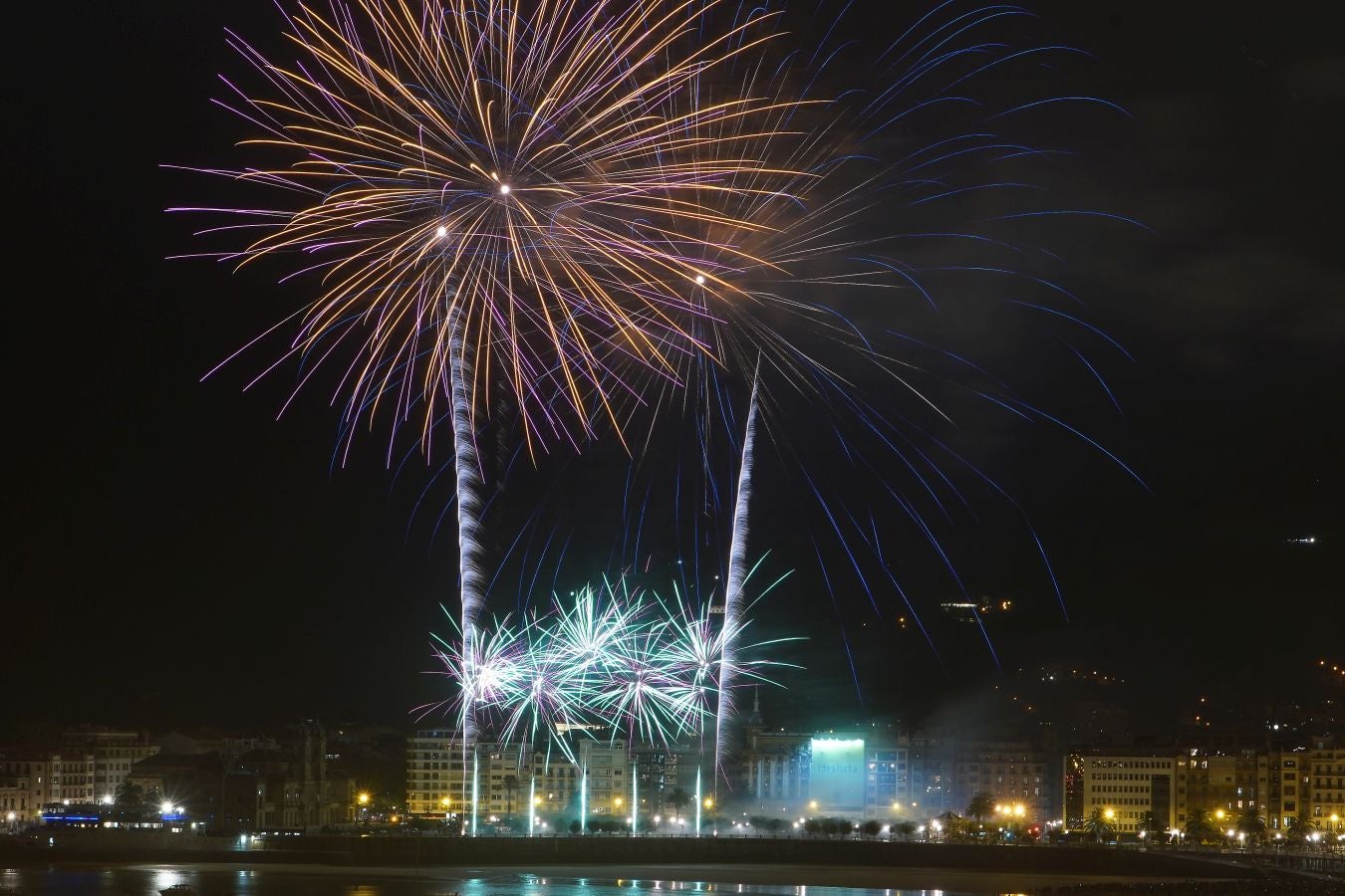 La pirotecnia alavesa fue la encargada de inaugurar el Concurso de Fuegos Artificiales, donde sorprendió por la calidad de su propuesta 