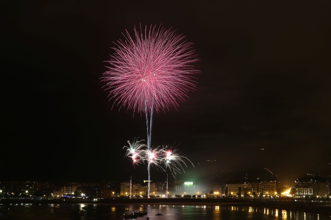 La pirotecnia alavesa fue la encargada de inaugurar el Concurso de Fuegos Artificiales, donde sorprendió por la calidad de su propuesta 