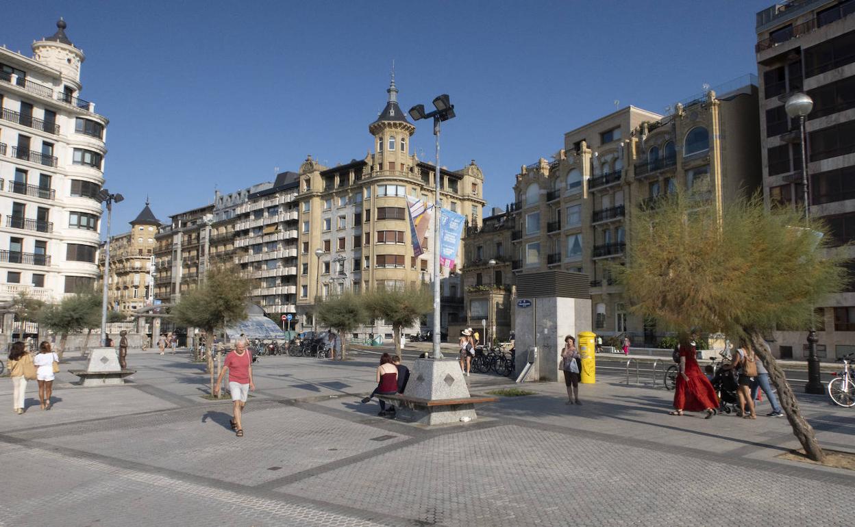 El menor fue agredido en el paseo de La Concha y después fue auxiliado en la plaza Clara Campoamor, que se ve en la imagen.. 