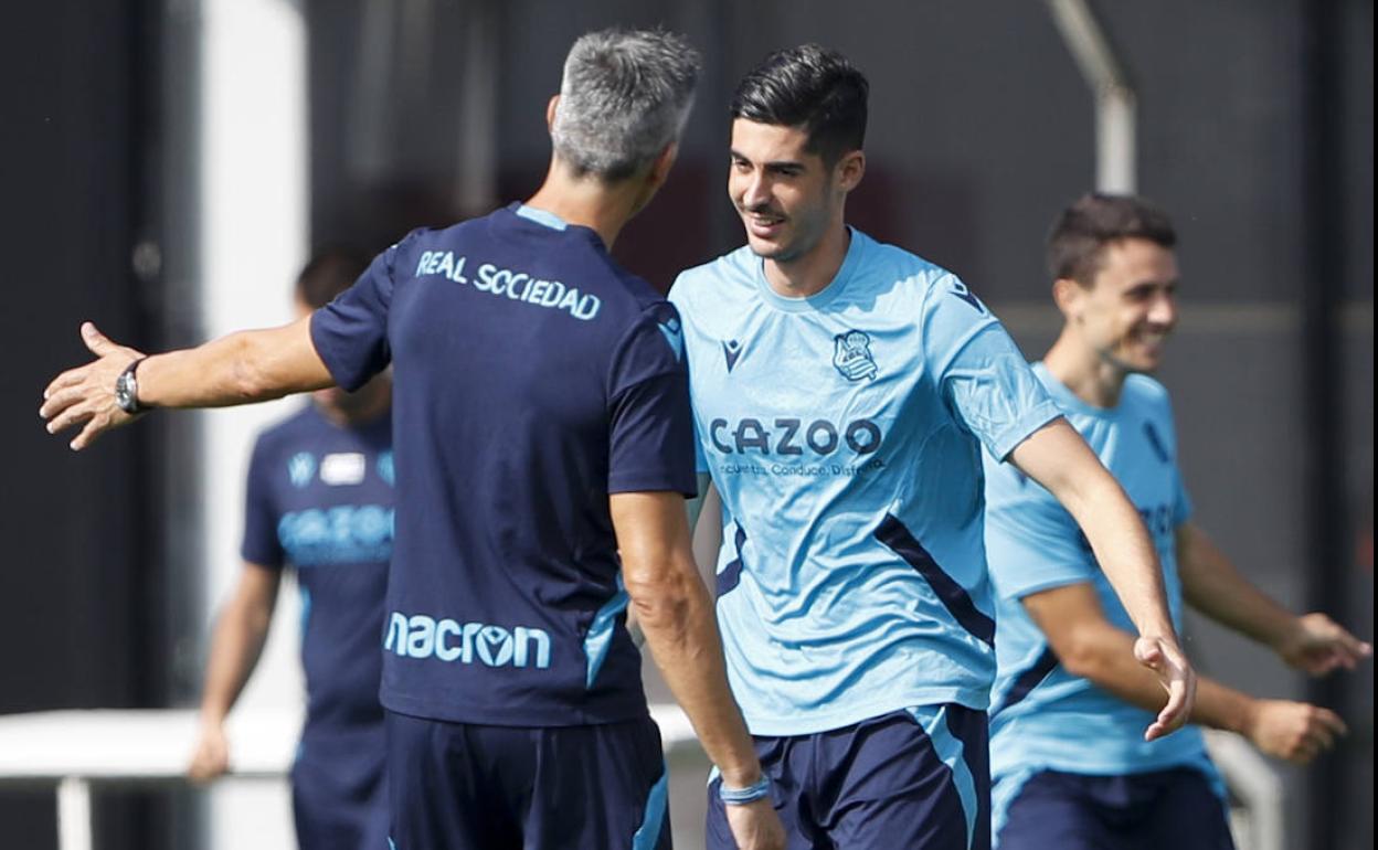 Carlos Fernández saluda a Imanol en un entrenamiento de la pretemporada.