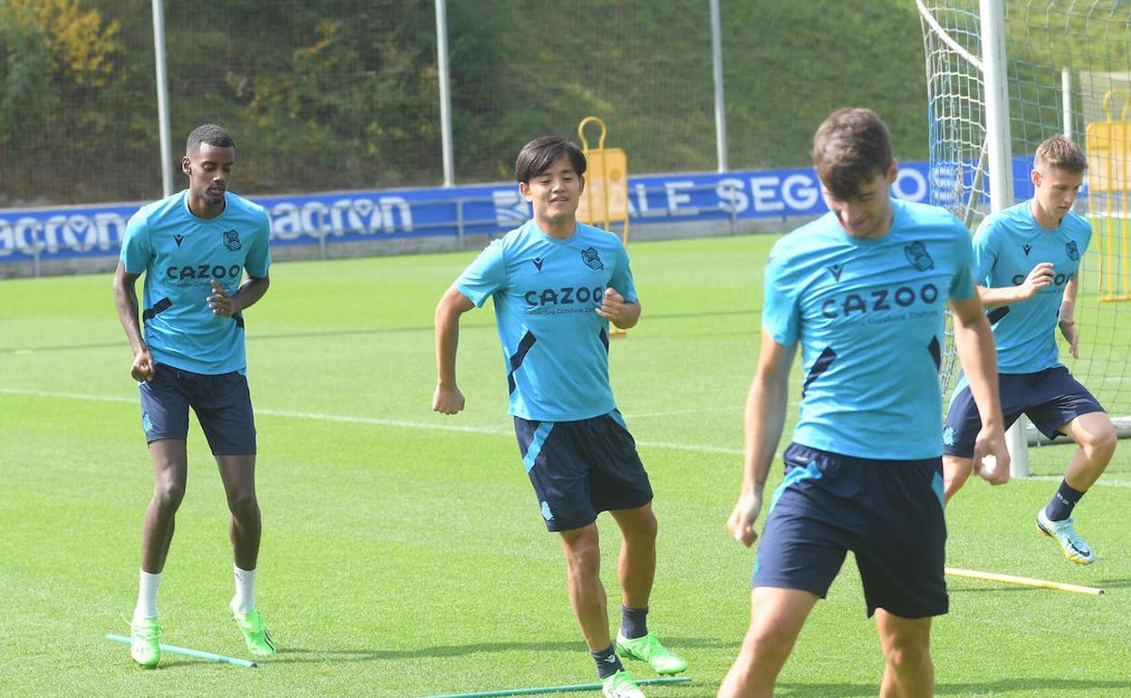 Kubo e Isak durante el entrenamiento de este lunes en Zubieta. 