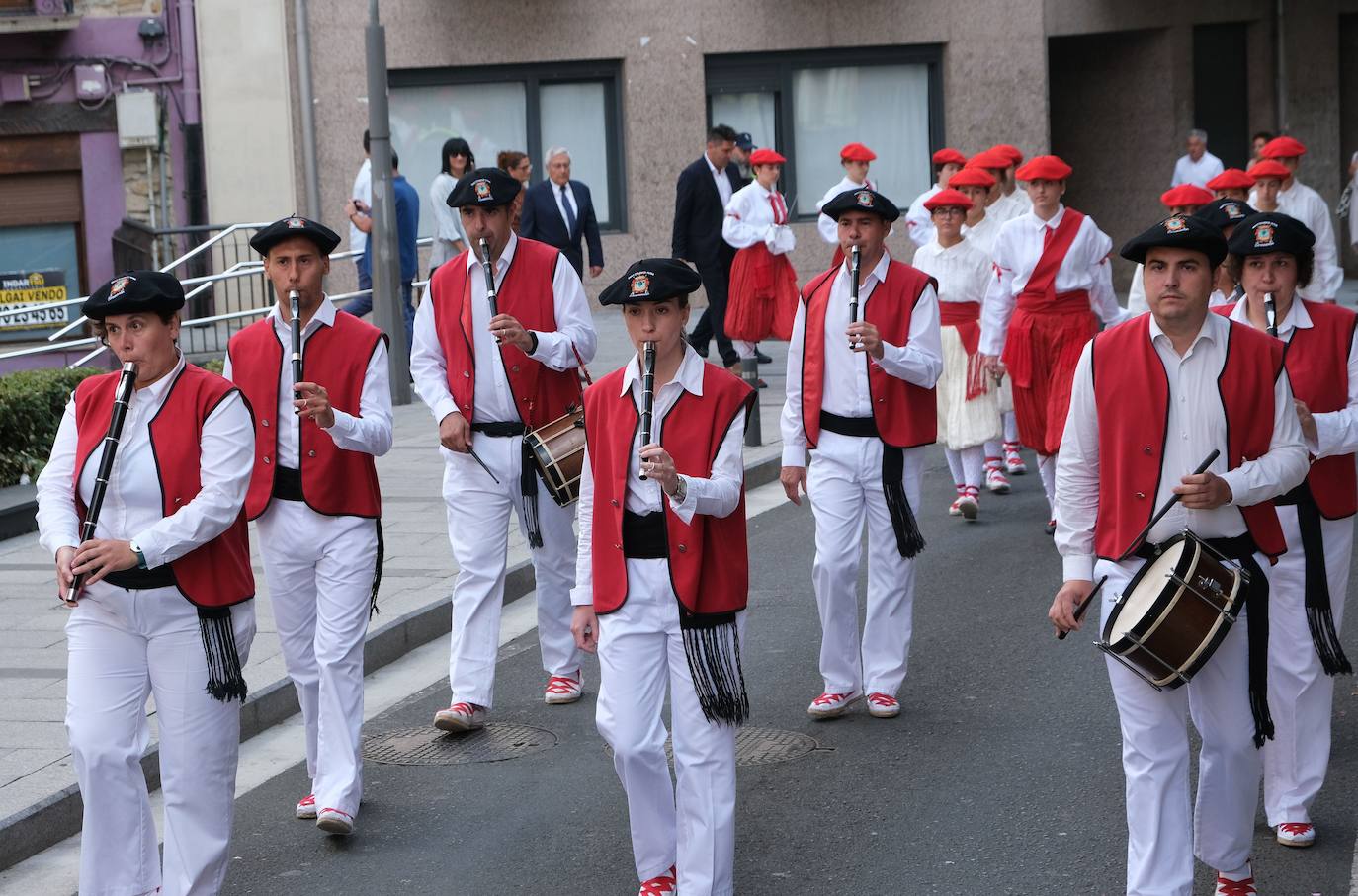Fotos: Tributo de espadas a la Virgen en Zumarraga