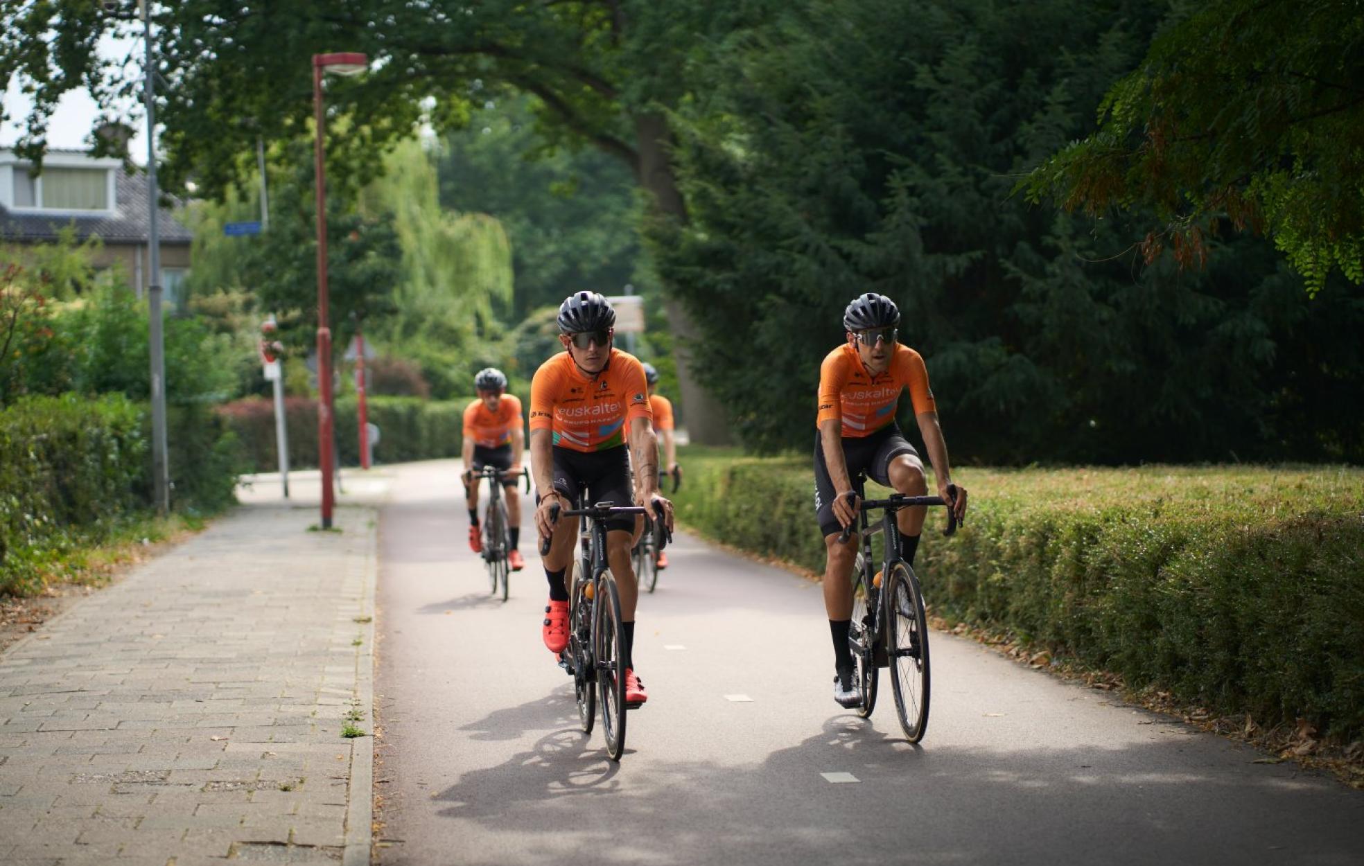 Primer entrenamiento. Xabier Mikel Azparren y Mikel Iturria reconocieron este martes las carreteras neerlandesas nada más llegar a Utrecht. 