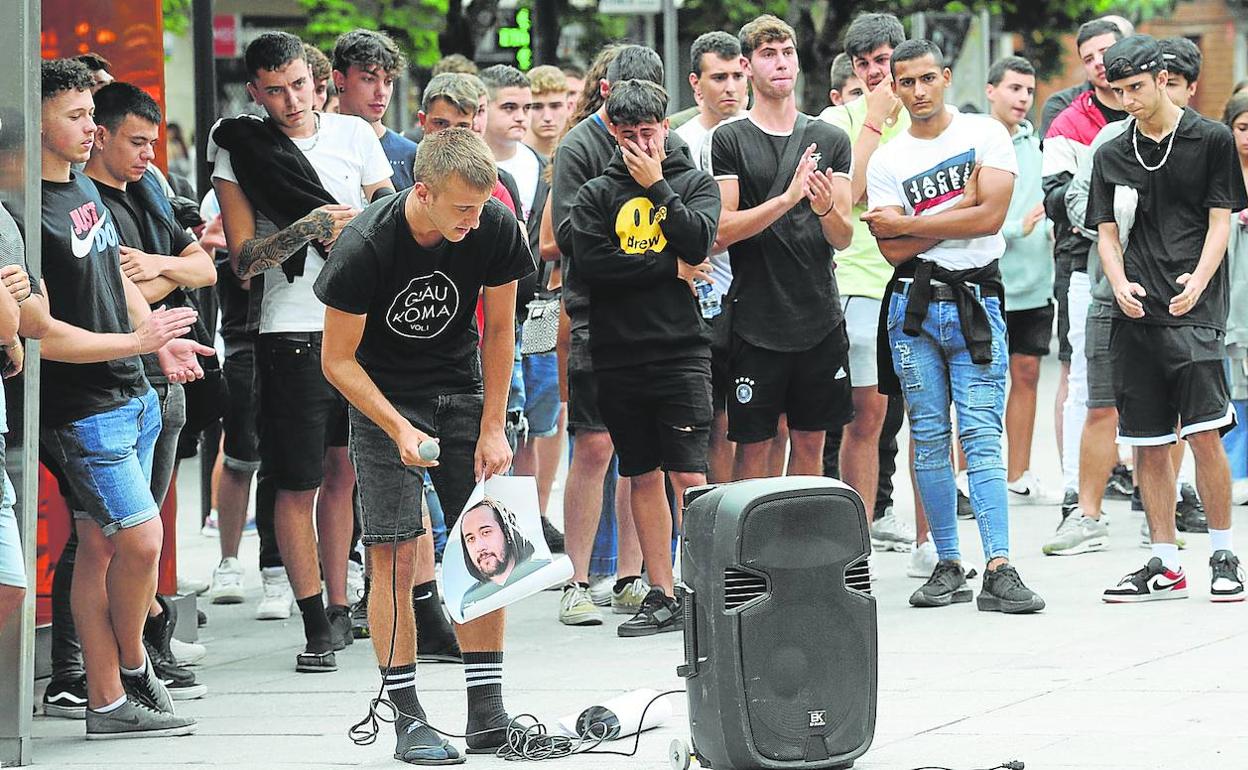 Amigos de Jon Ibañez, durante el homenaje realizado en la plaza Zumea de Andoain este martes. 