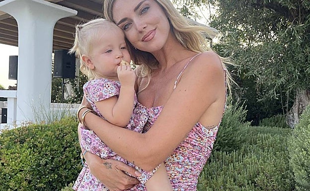 Madre e hija lucen vestidos color rosa con 'print' floral. 