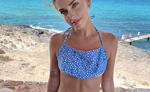 Chiara Ferragni opta por el bikini azul de la firma Not After Ten. 
