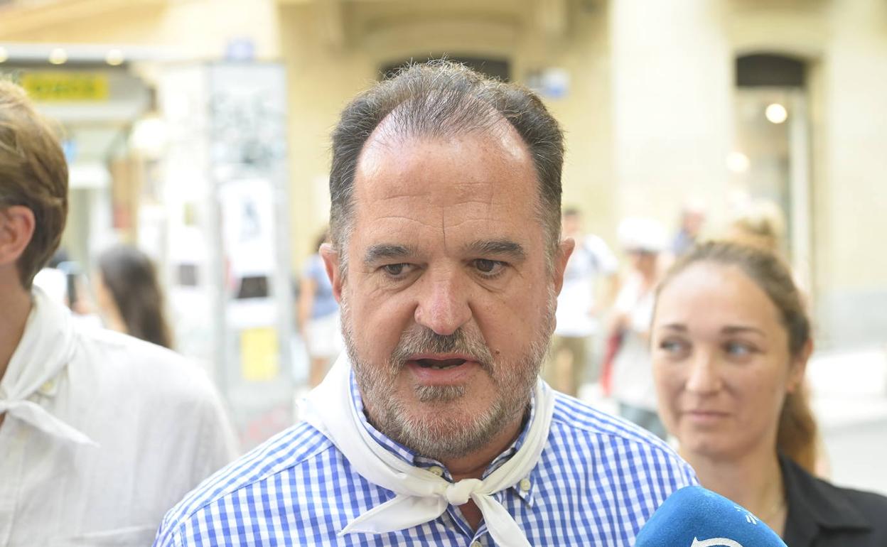 El presidente del PP vasco, Carlos Iturgaiz, atiende a los medios este martes en San Sebastián. 