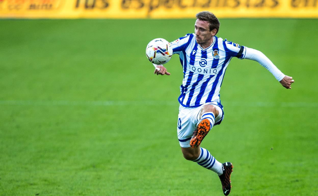 Nacho Monreal durante un partido contra el Cádiz en la temporada 2020-2021. 