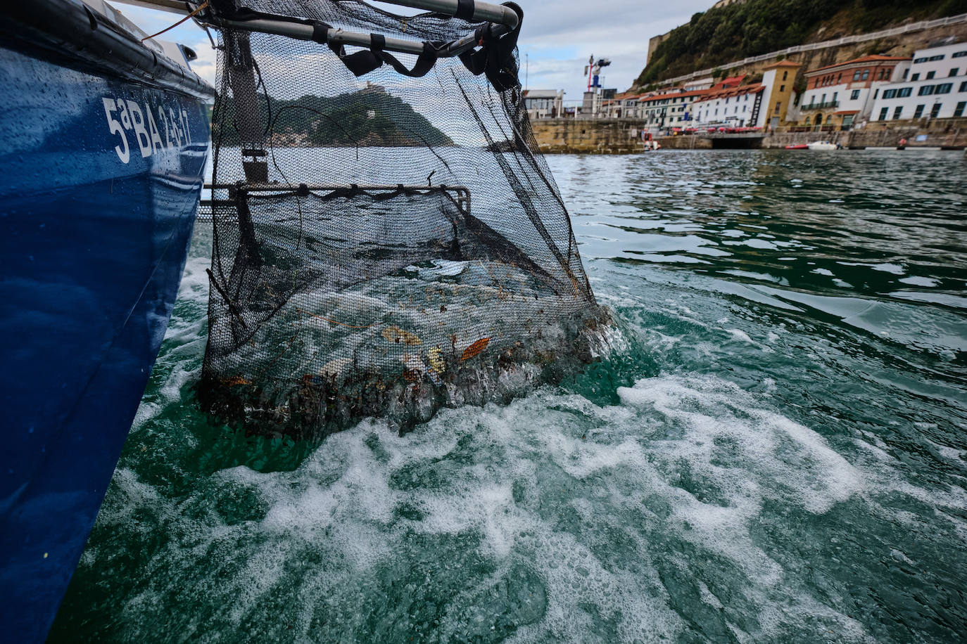 Fotos: Redes de arrastre y drones contra los plásticos