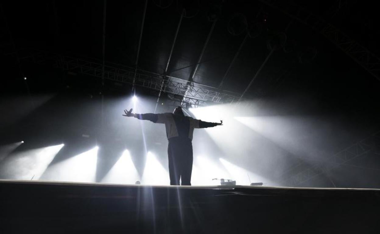 El cantante y productor navarro lideró a los Zetak la noche del martes sobre el escenario de Sagüés. 