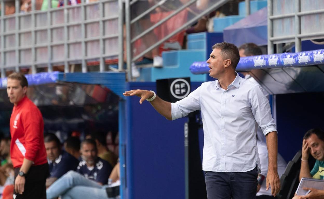 Garitano dando indicaciones a su equipo ante el Tenerife.