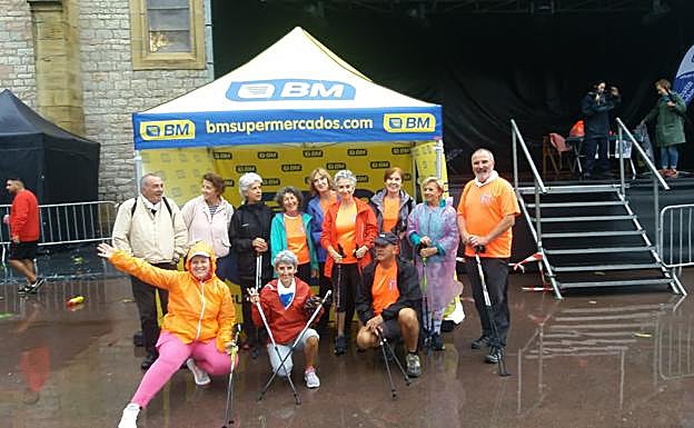 Los asistentes a la Nordik Walking bien provistos para hacer frente a la lluvia. 