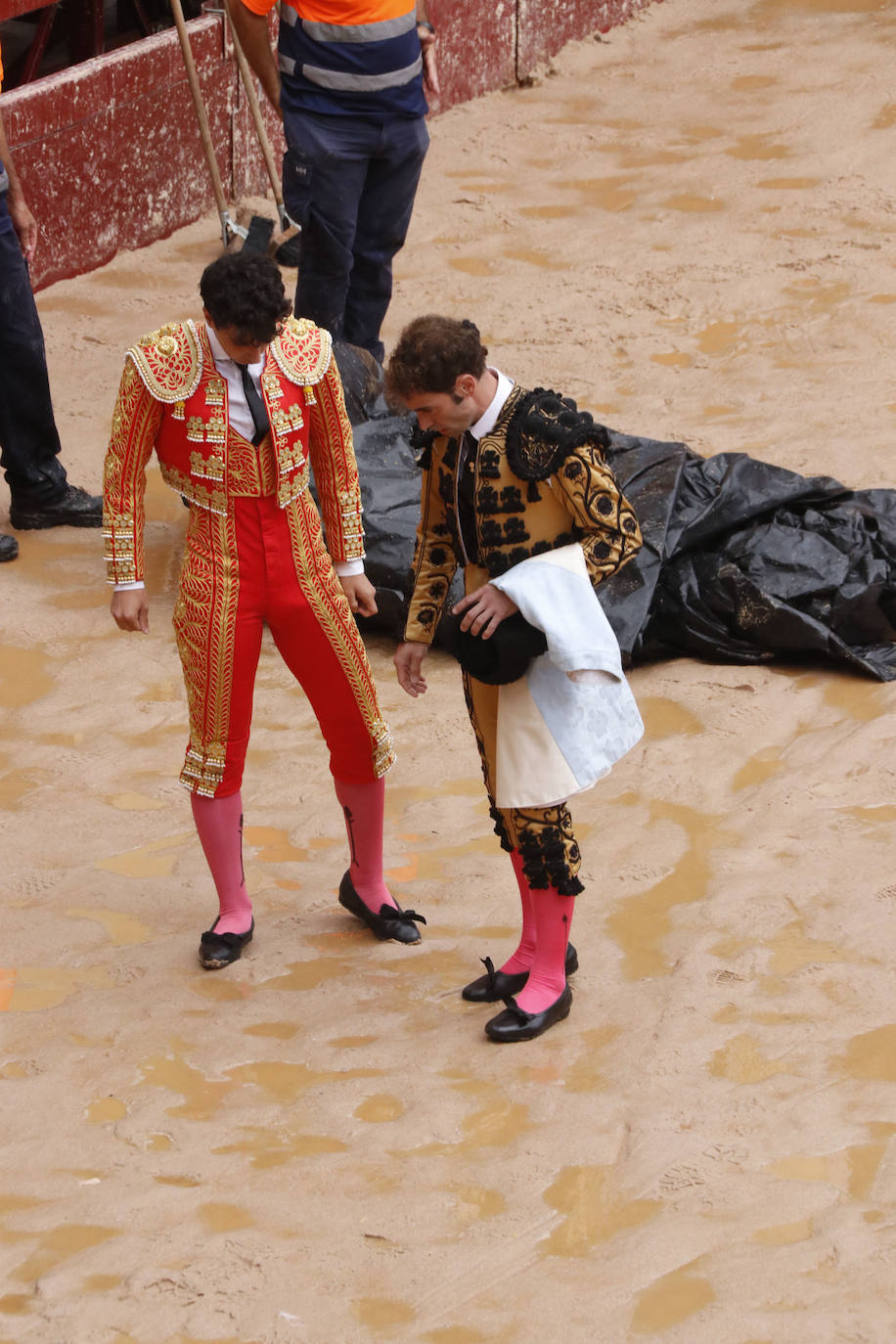 Fotos: Cuatro toros y dos torerillos contra las nubes en Deba