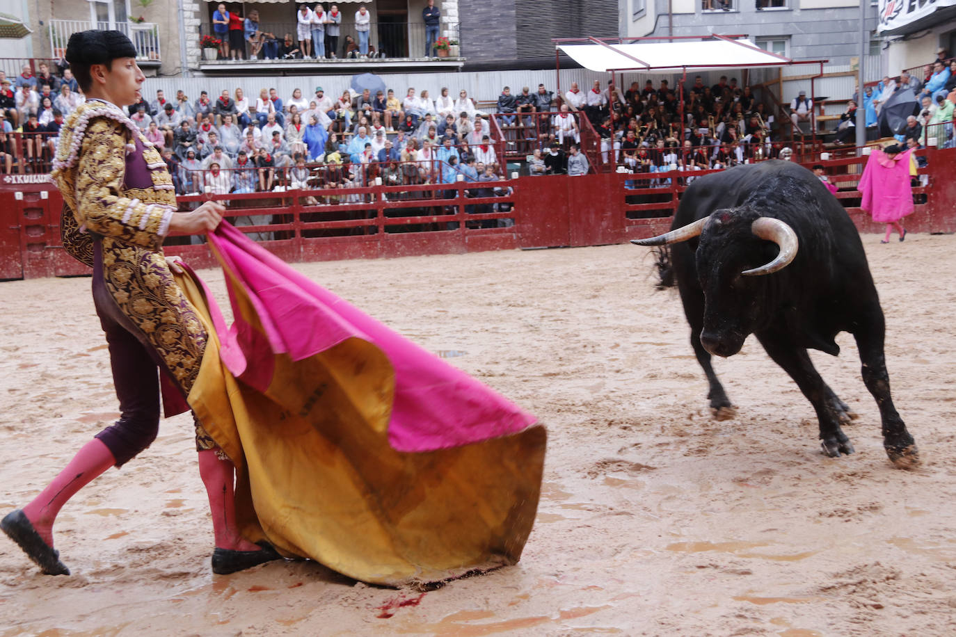 Fotos: Cuatro toros y dos torerillos contra las nubes en Deba