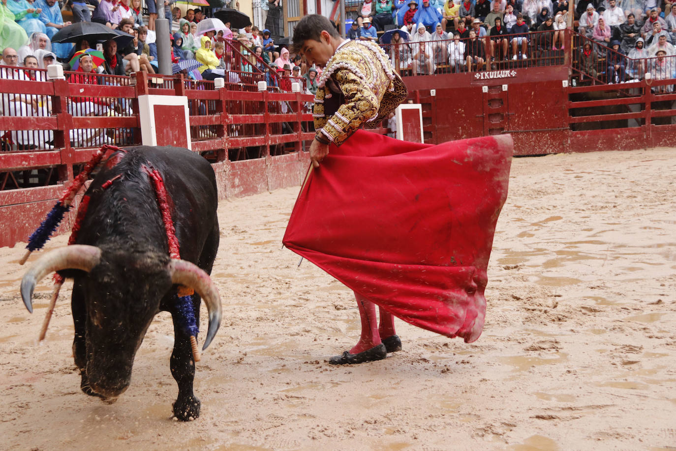 Fotos: Cuatro toros y dos torerillos contra las nubes en Deba