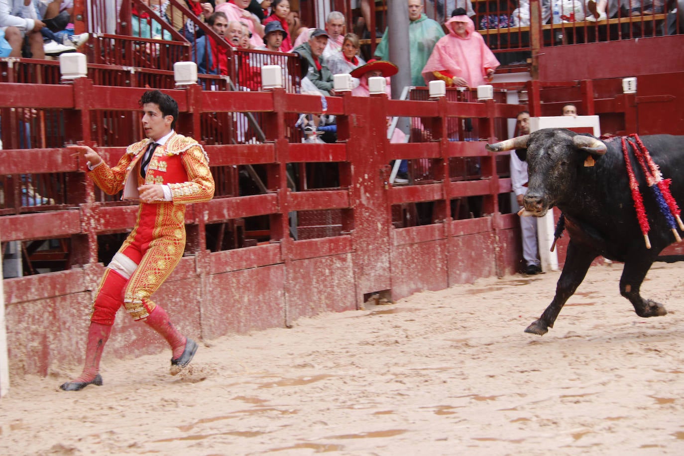 Fotos: Cuatro toros y dos torerillos contra las nubes en Deba