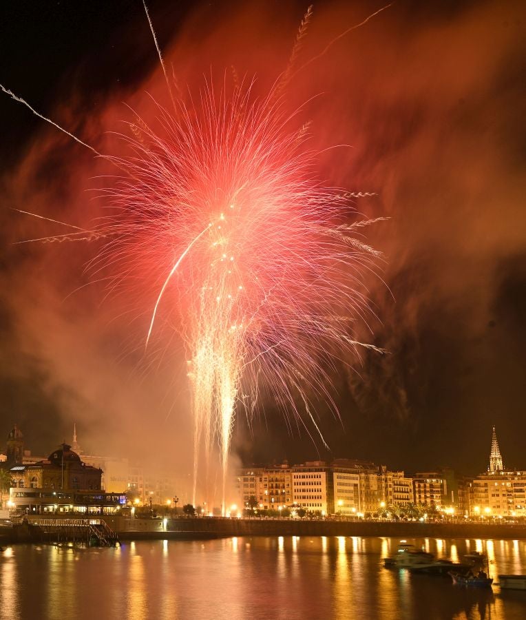 Fotos: La italiana Scarsella, ganadora del concurso de fuegos artificiales