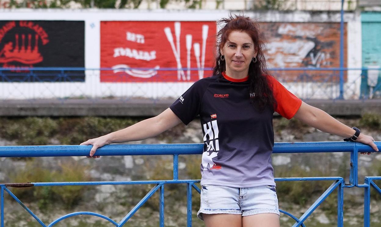 Nerea Orena, de 41 años y remera de Hibaika, en Ondartxo, al lado de la sede del club errenteriarra. 