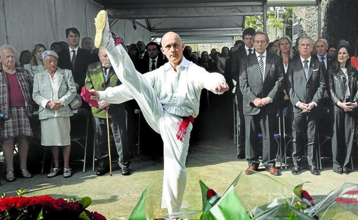 Acto de homenaje a las víctimas del bombardeo de Gernika con la presencia de diferentes autoridades. 