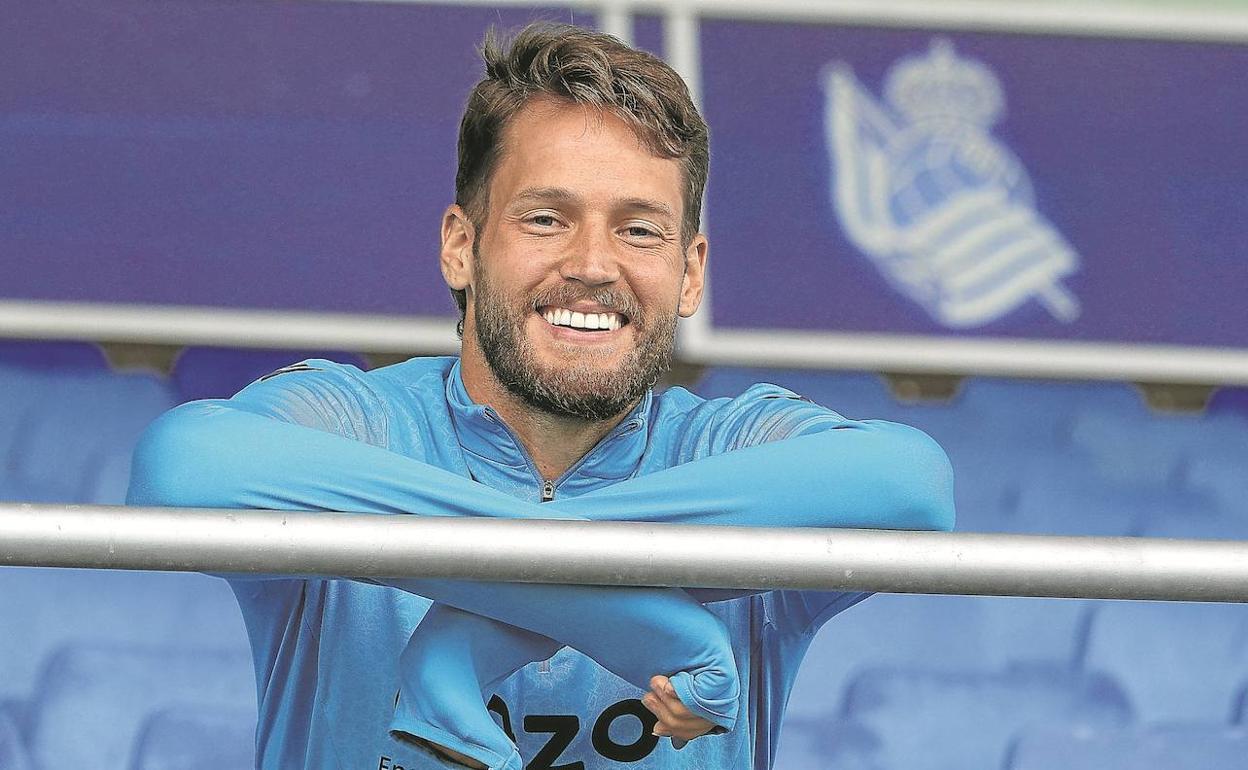 Álex Remiro, sonriente en las gradas de las instalaciones de Zubieta. 