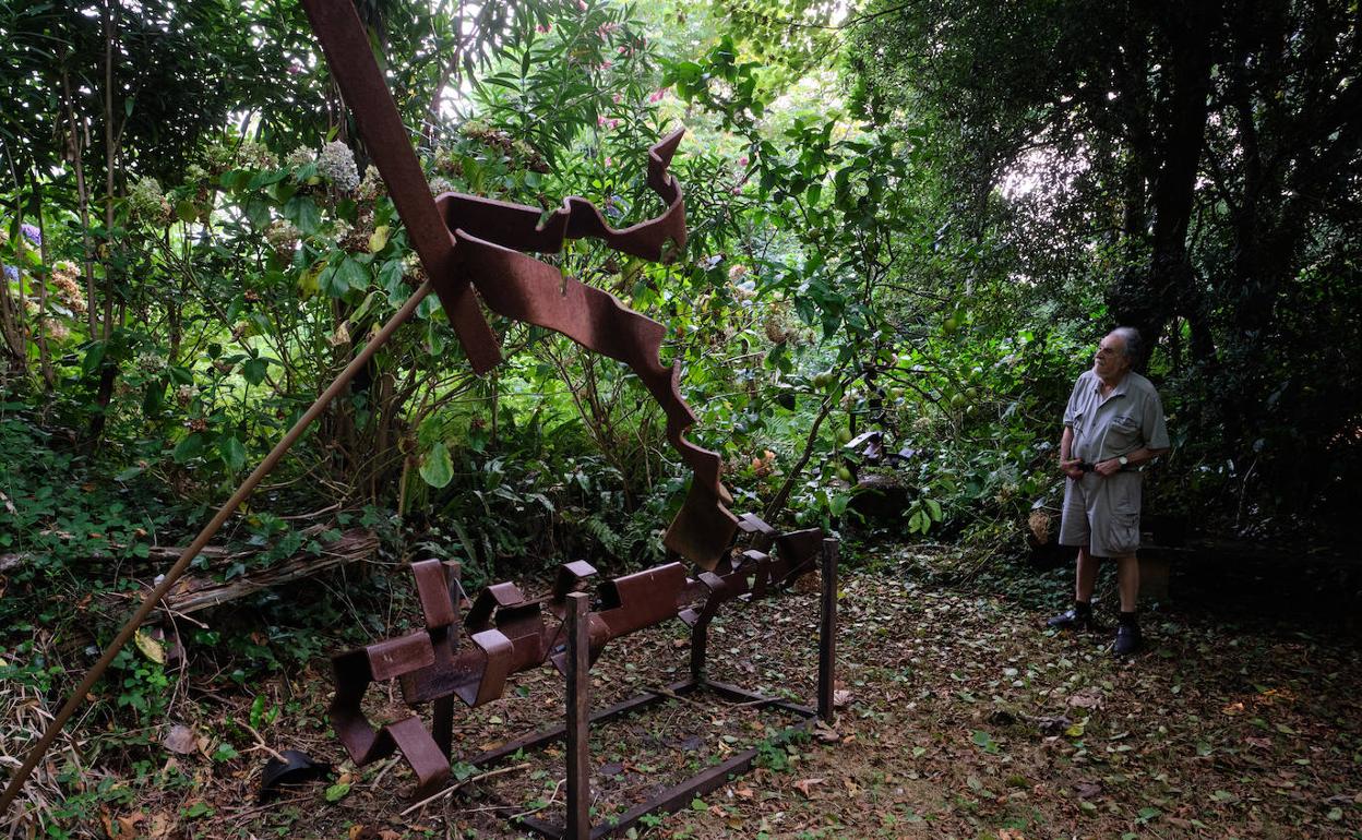 Ricardo Ugarte contempla la obra 'Txalaparta' (1974), una de las esculturas que permanece instalada en los terrenos de 'Itsas Burni-Mar y Hierro', en la falda norte de Igeldo. 