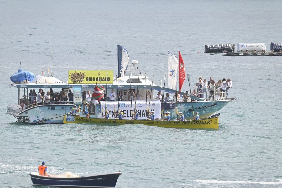 Fotos: Orio se pasea en Zarautz