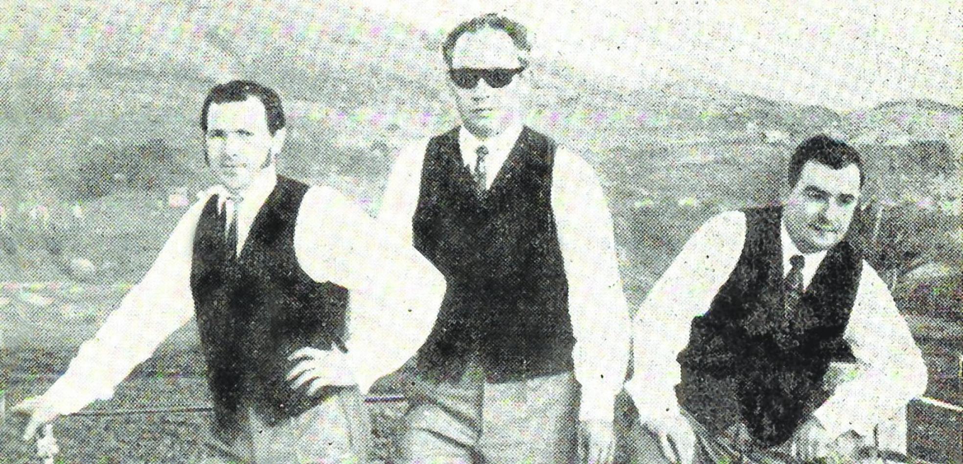 Axariak. Teodoro Garcíarekin osatu zuen hirukotea Lizartzako Itsuak. Kaxiano erdian. 