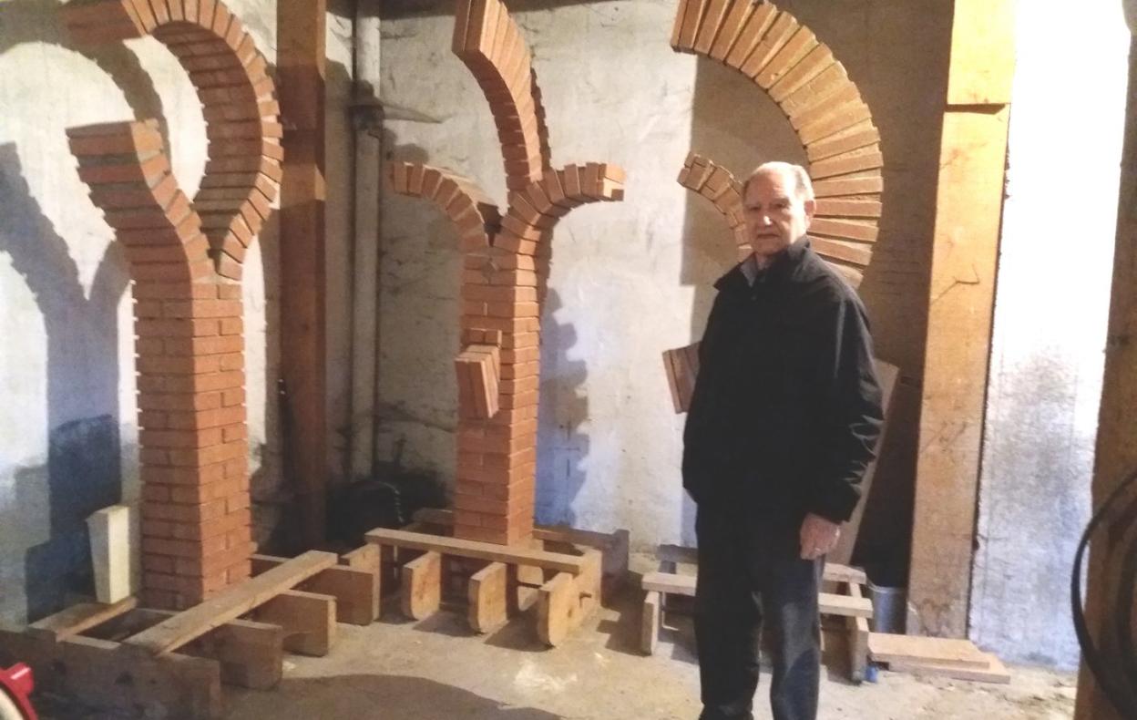 Juan Ormazabal en su taller estudio, junto a tres de sus obras. 