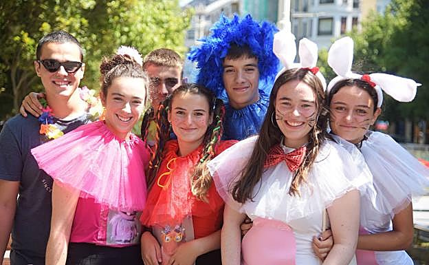 El grupo, disfrazado para una actividad pirata. 