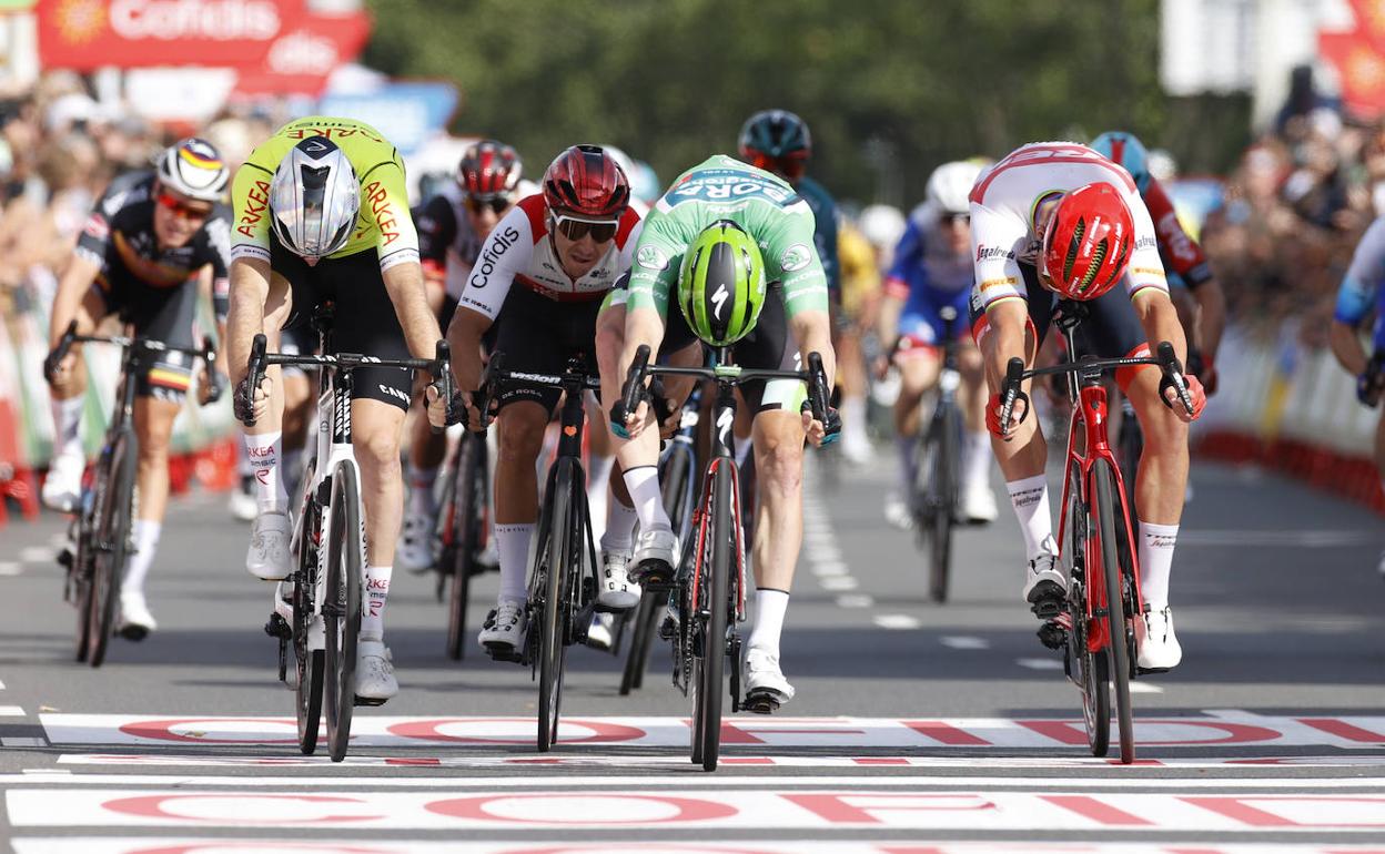 El corredor irlandés Sam Bennet, del equipo Bora-Hansgrohe, se impone al sprint en la tercera etapa de la Vuelta a España 2022 de este domingo. 