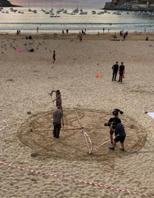 Imagen secundaria 2 - La realización del escudo de los Targaryen con roca dragón en La Concha, 