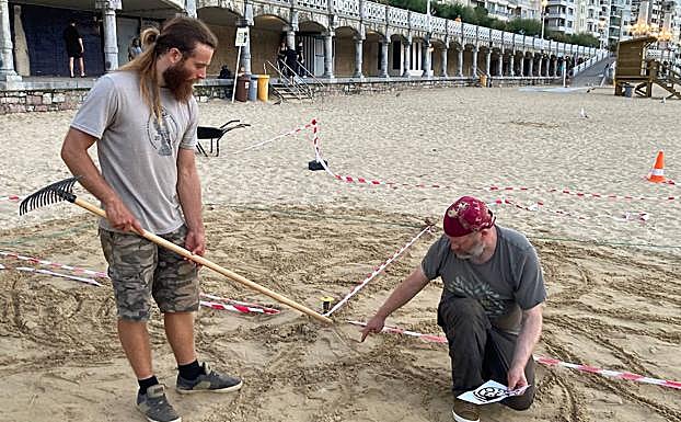El artista galés Jon Foreman y sus ayudantes durante su trabajo. 