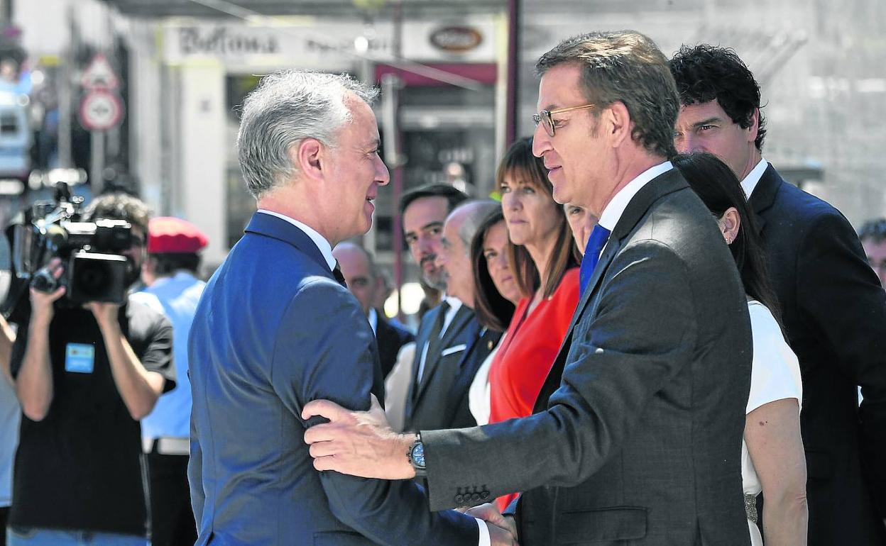 Urkullu y Feijóo se saludan en el homenaje a Miguel Ámgel Blanco.