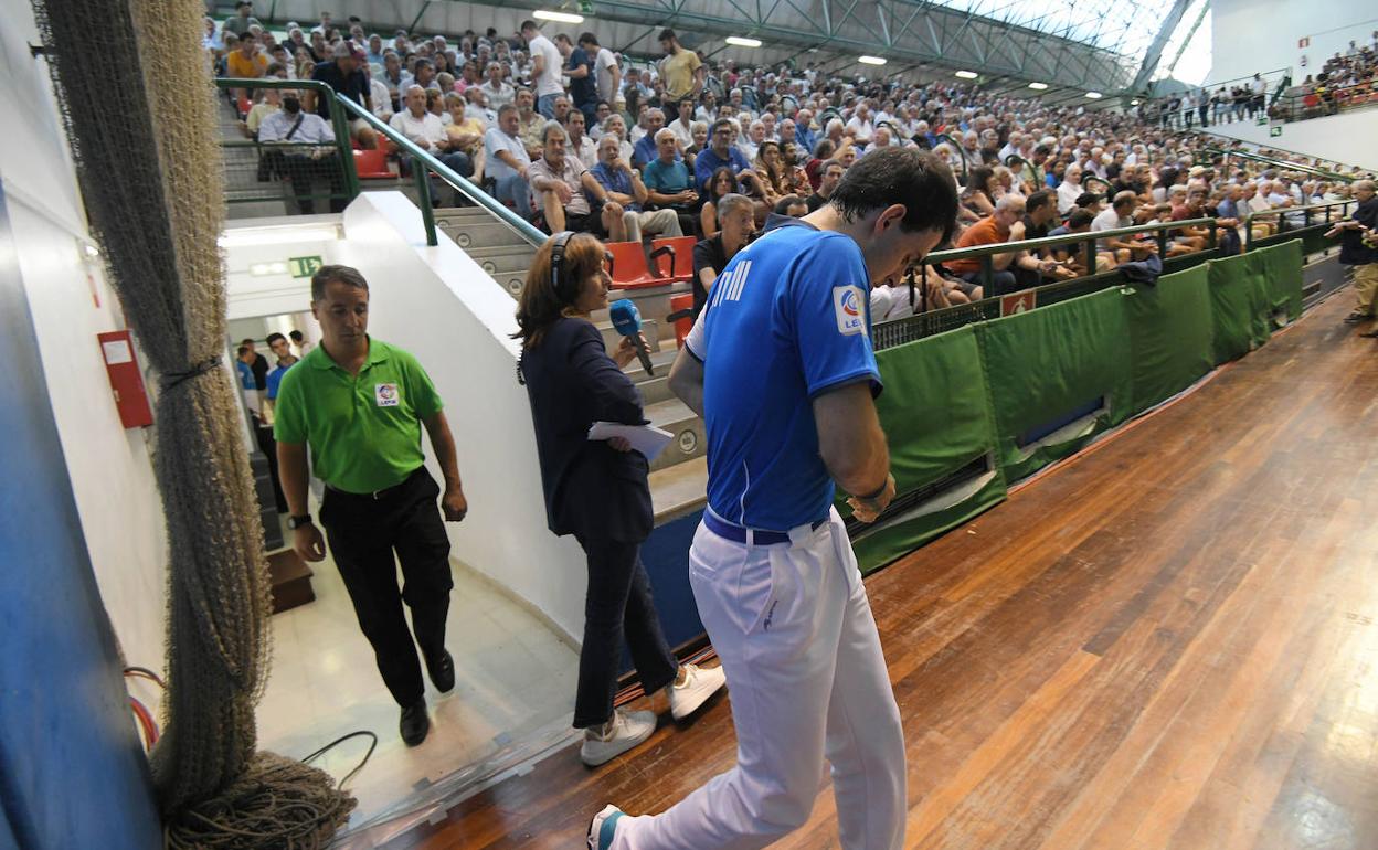 Jokin Altuna regresa a la cancha en Zarautz tras ser examinado. 