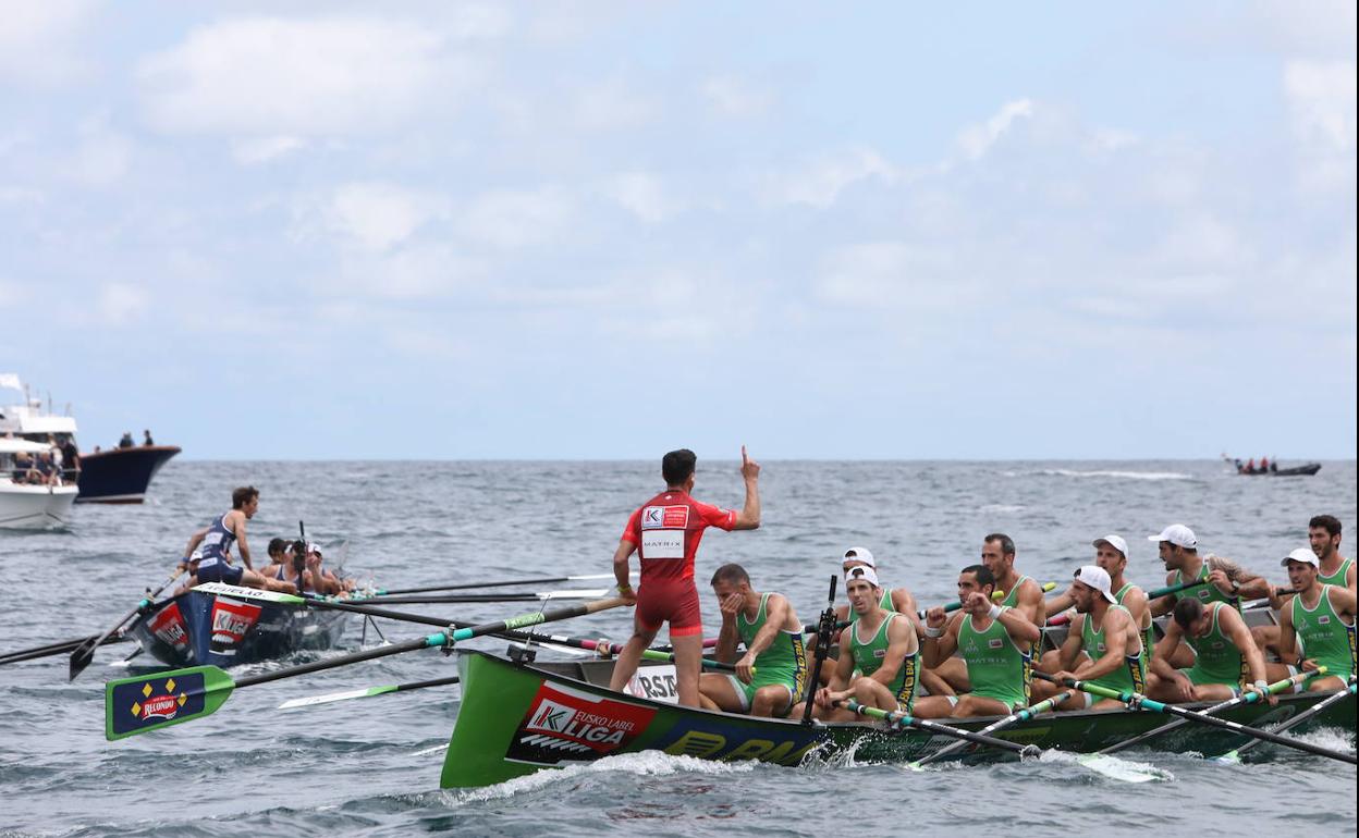 Ioseba Amunarriz informa a sus remeros de que han sido primeros tras un apretado final con Urdaibai en Lekeitio. 