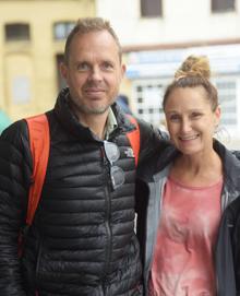 Imagen secundaria 2 - Moritz, Oskar, Arvid, Mario, Ben y Jan, un grupo de surfistas alemanes que se han escapado desde Biarritz para pasar una noche en Donostia. Los británicos Greg, Hannah y su hijo visitan Donostia por primera vez. La australiana Kitti ha vuelto a Donostia diez años después para enseñar la ciudad a su marido.