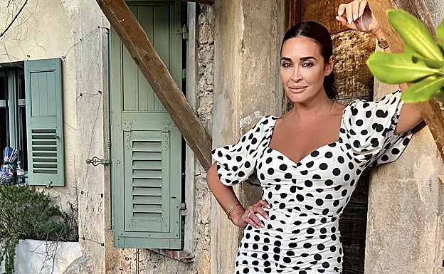 La andaluza luce una pieza blanca con estampado de lunares negros. 