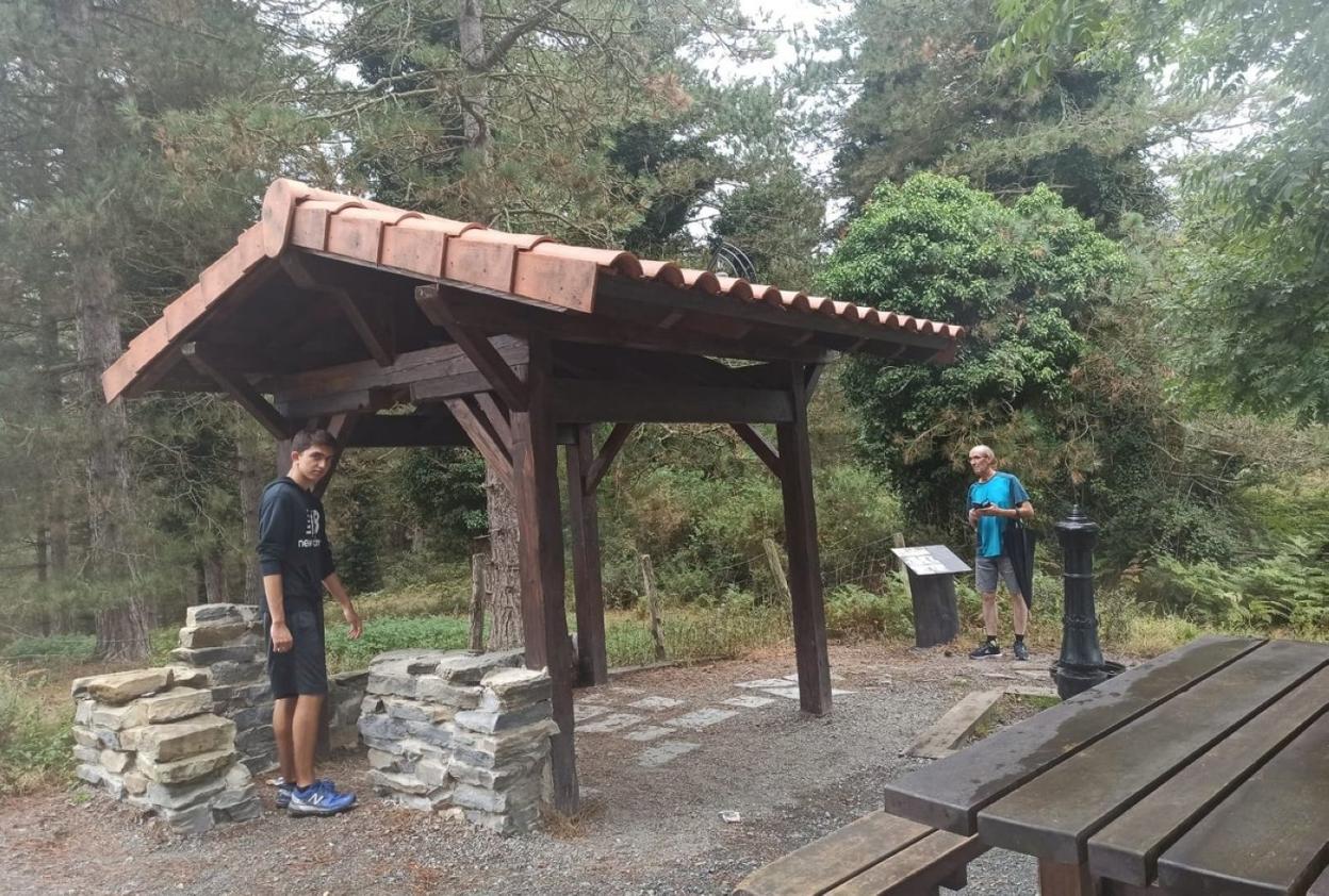 La zona de estancia de Elorriaga da cabida a una estructura que imita el interior de la ermita de Antigua. 