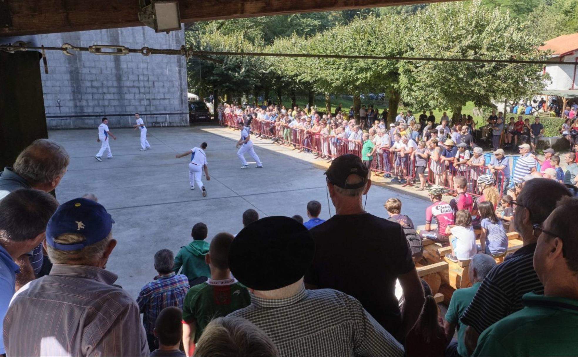 Jendetza. Lagun ugari hurbiltzen dira San Agustin egunean Artikutzara pilotariak ikustera. 
