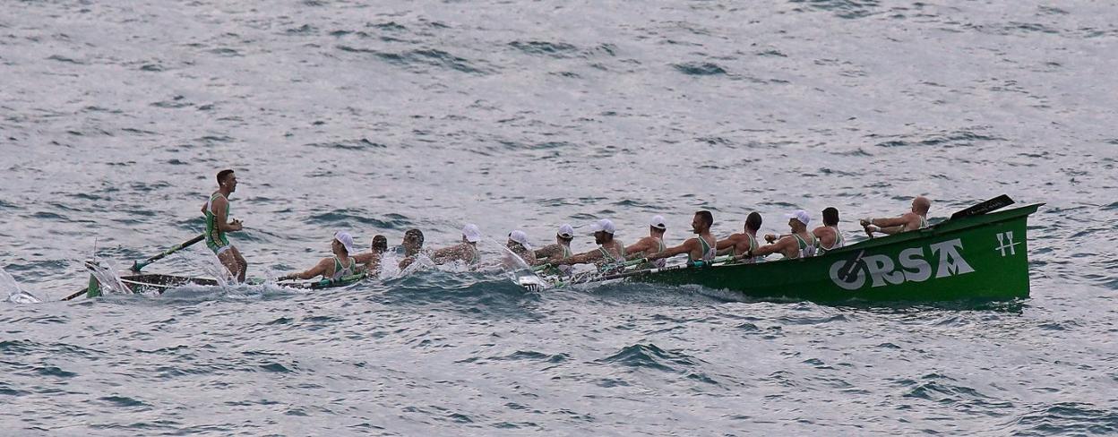 Matrix Hondarribia, en la contrarreloj del sábado tras la rotura por parte de Cabo de la boya de la calle uno, la de la Ama Guadalupekoa. 