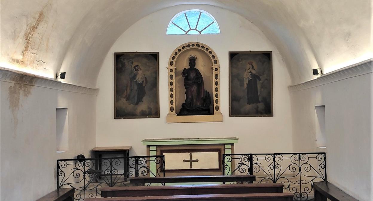 Escultura en madera de San Bartolomé en su hornacina, de autor desconocido. 