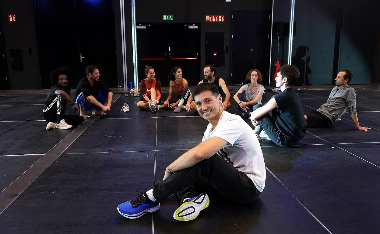 Jon Maya, con los bailarines de 'Eta orain zer?', en un descanso del ensayo de ayer en Lekuona. 