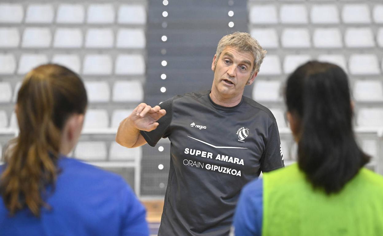 Imanol Álvarez, en una charla durante la pretemporada.