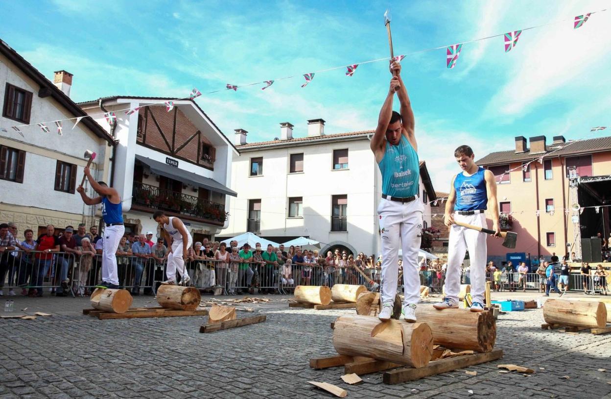 La competición de aizkolaris contó con una gran espectacularidad dentro del programa festivo desarrollado en el barrio de Ergobia. 