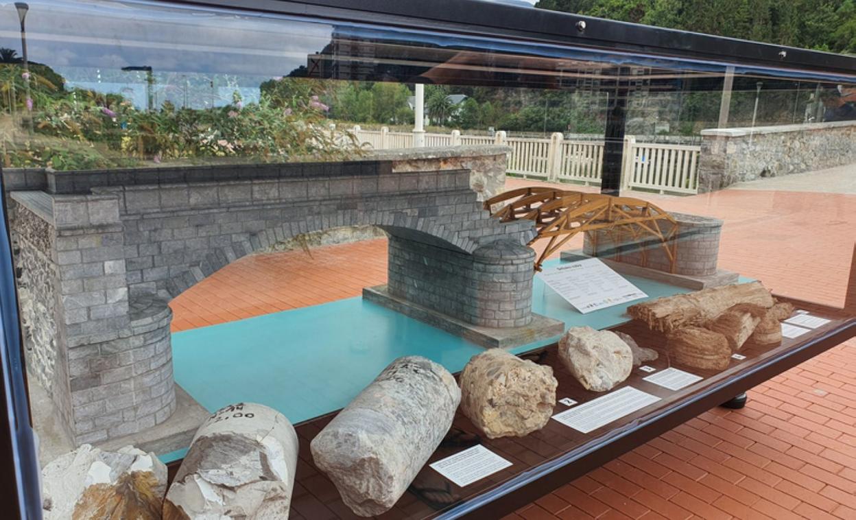 Maqueta sobre el puente que une Deba y Mutriku.