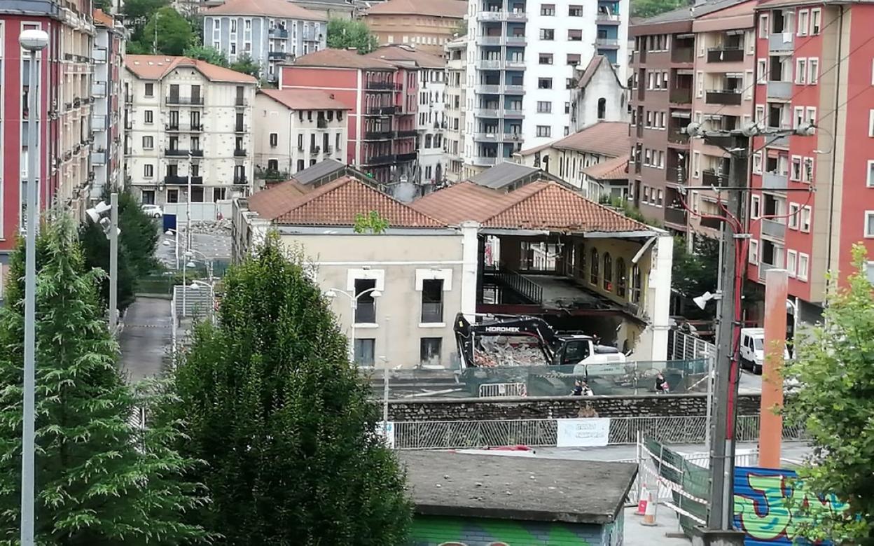 Las labores de derribo dejabana las pocas horas de su inicio.