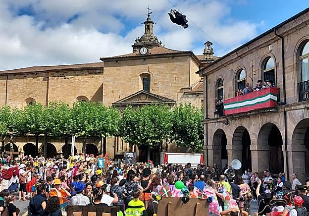 Jose Maiora enparantza bete egin zen herriko festei hasiera emateko.