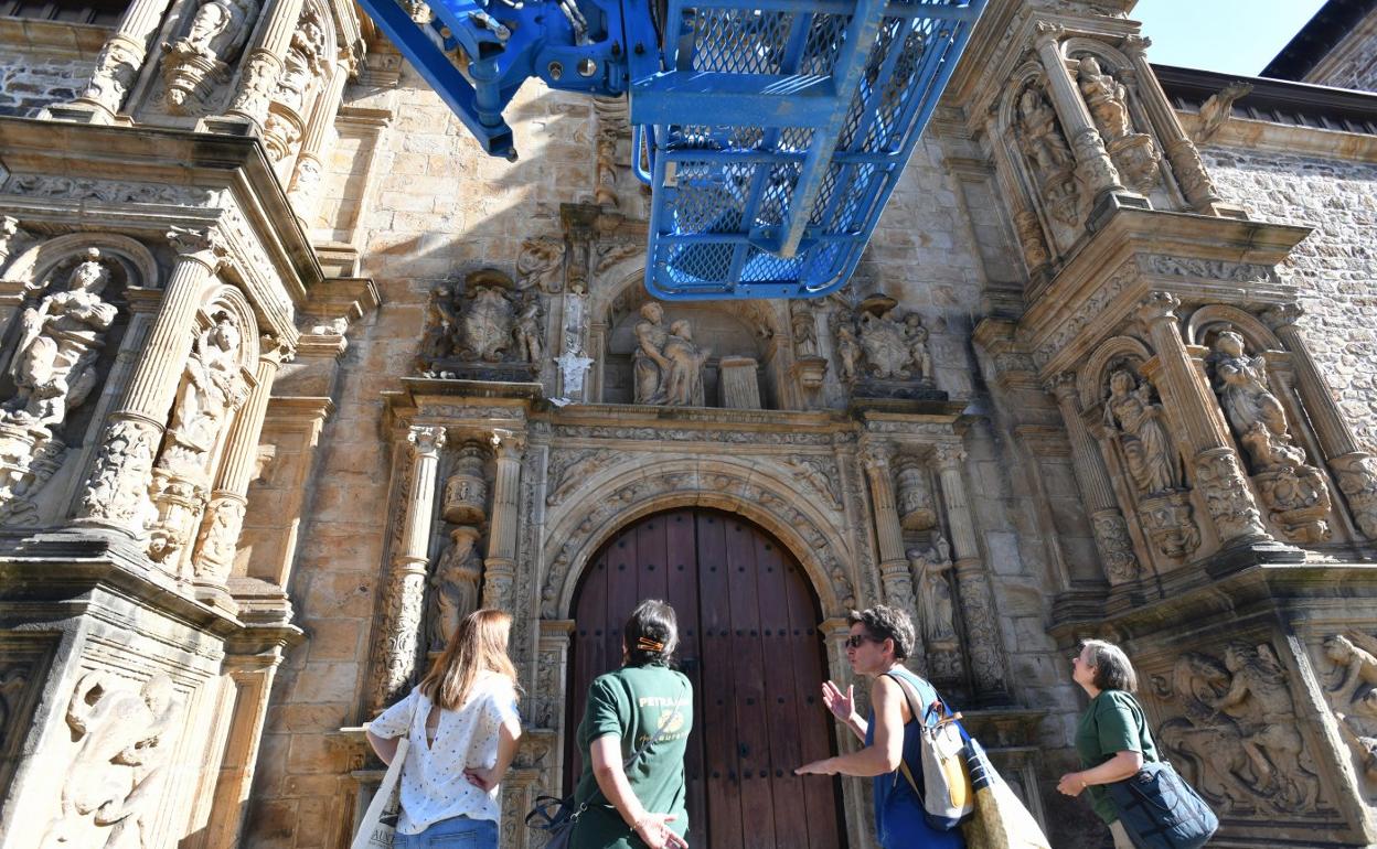 Los técnicos de la firma Pedra, frente a la fachada de la Universidad de Sancti Spiritus de Oñati. 