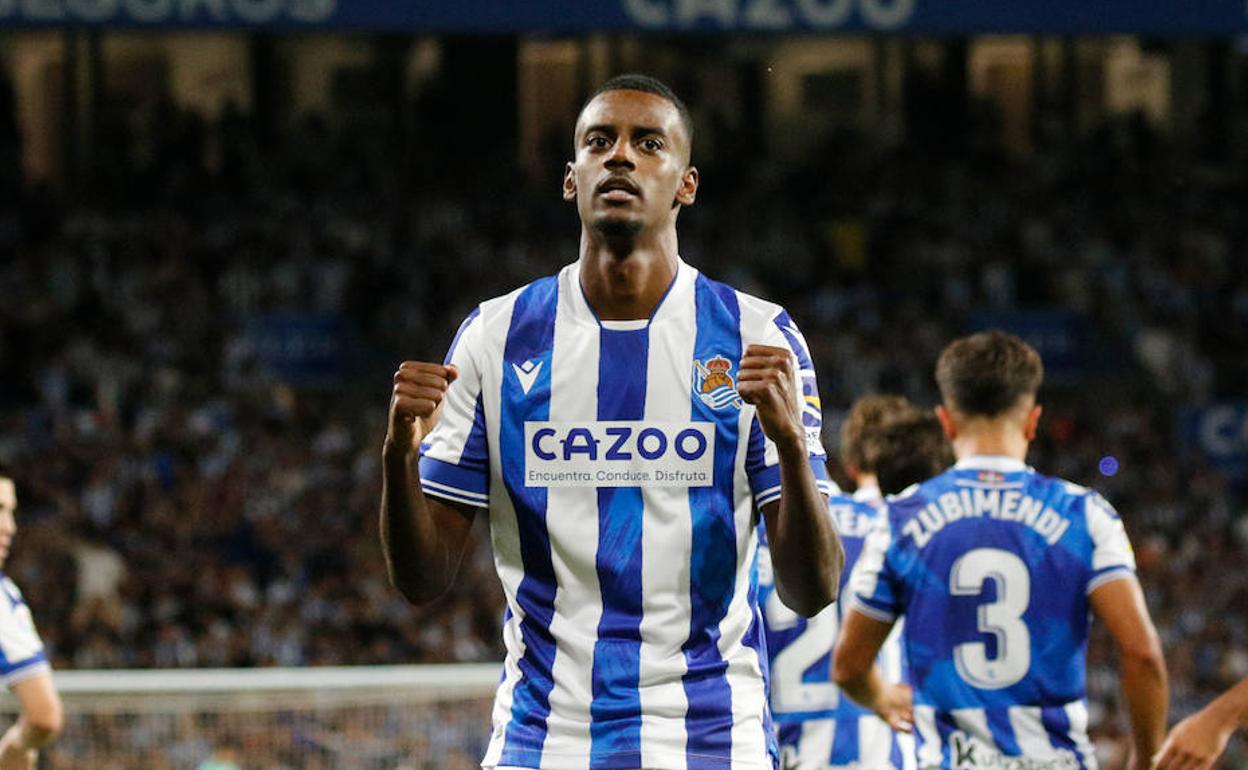 Alexander Isak celebra su último gol con la camiseta de la Real Sociedad. 