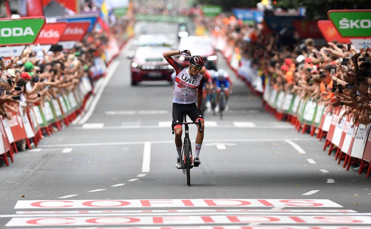 Marc Soler celebra su triunfo en la meta de Bilbao.